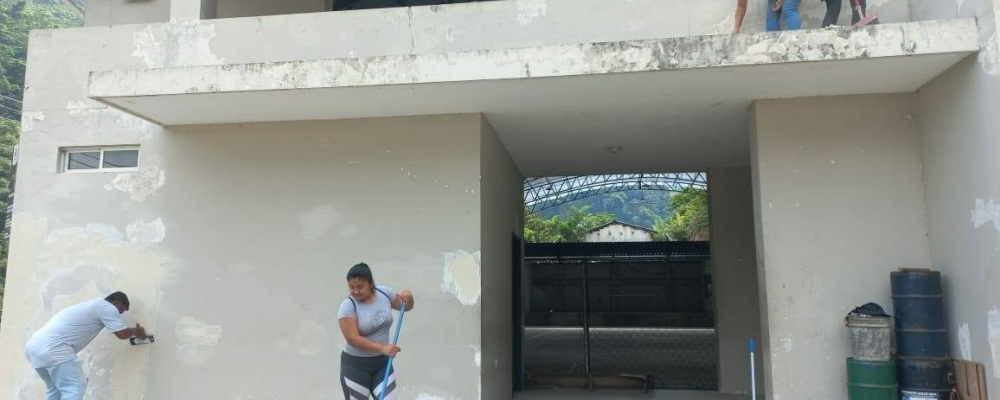 SE REALIZO TRABAJOS DE RESANTEO, EMPASTADO Y PINTURA DE FACHADA EN EL COLISEO DE LA PARROQUIA